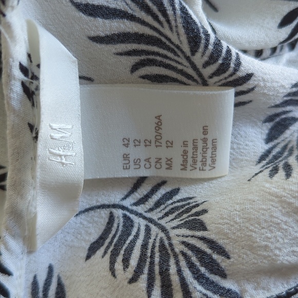 Short sleeve print crepe top. - Picture 4 of 5